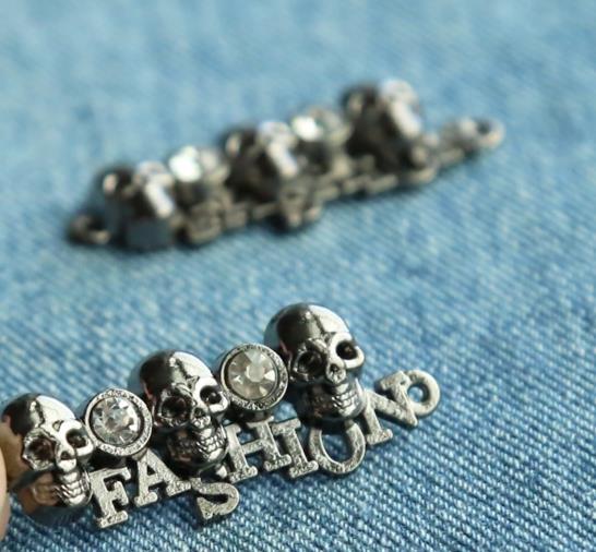Custom 3D metal skull logo label with diamond for garment 